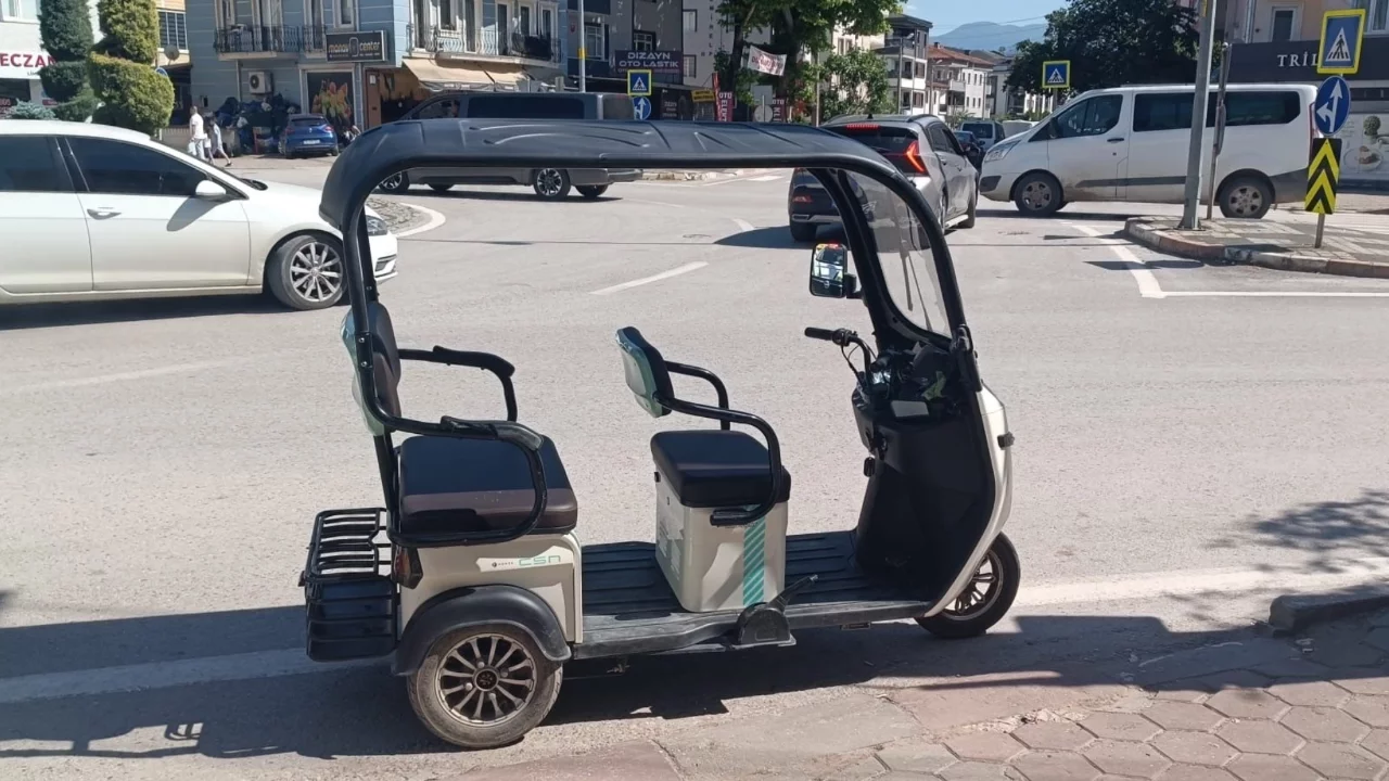 Bursa'da devrilen elektrikli motosikletteki 3 kişi yaralandı