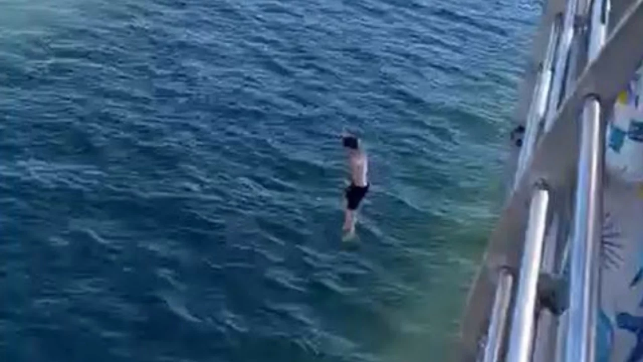 Haliç Köprüsü'nde gençlerin tehlikeli atlayışı kameraya yansıdı