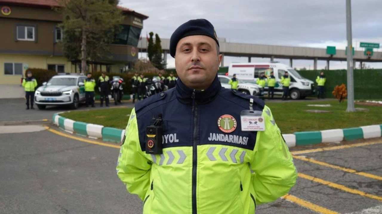 Görev başında şehit düşen astsubayın baba ocağına Türk bayrakları asıldı