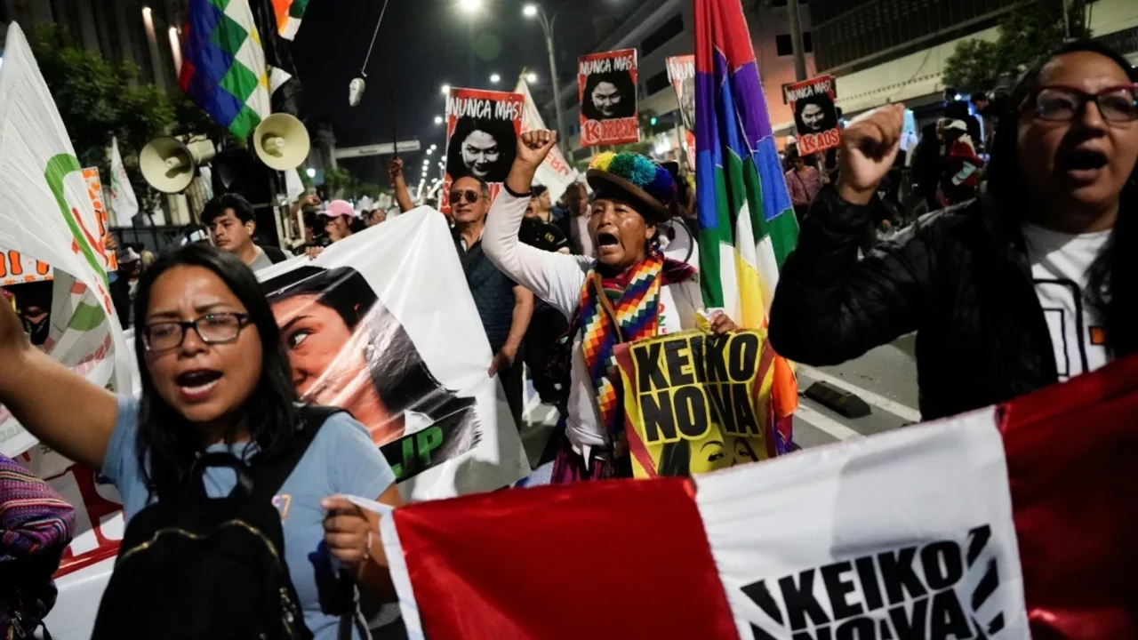 Peru'da halk şeffaf seçim ve demokrasi talebiyle sokakta