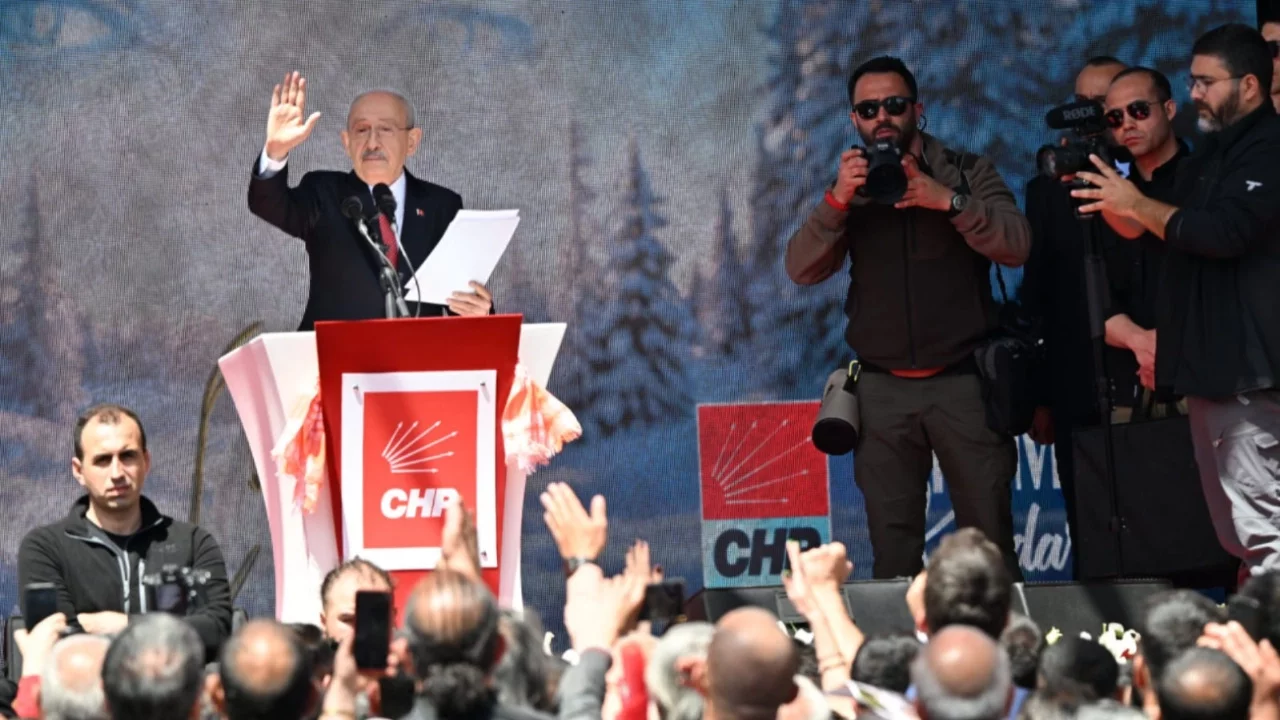 CHP'nin Facebook ve Instagram hesapları devredildi