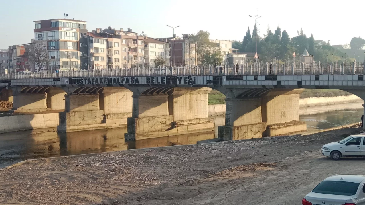 Bursa Mustafakemalpaşa'da köprüdeki yazıların durumu tepki çekiyor