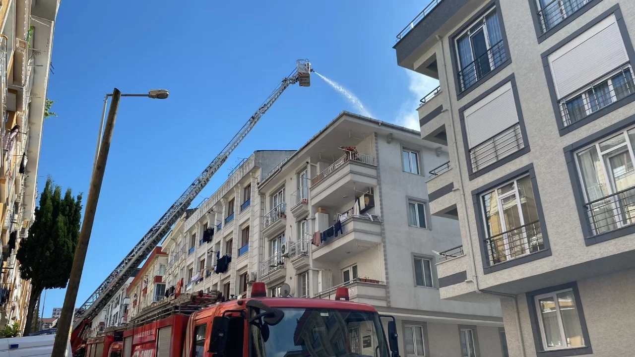 İstanbul'da korkutan çatı yangını