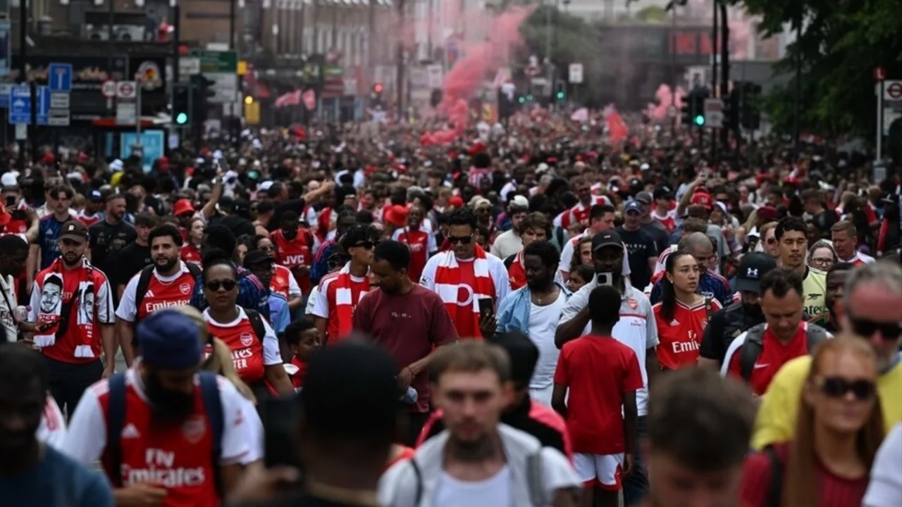Arsenal, 22 yıl sonra gelen şampiyonluğu taraftarlarıyla birlikte kutladı