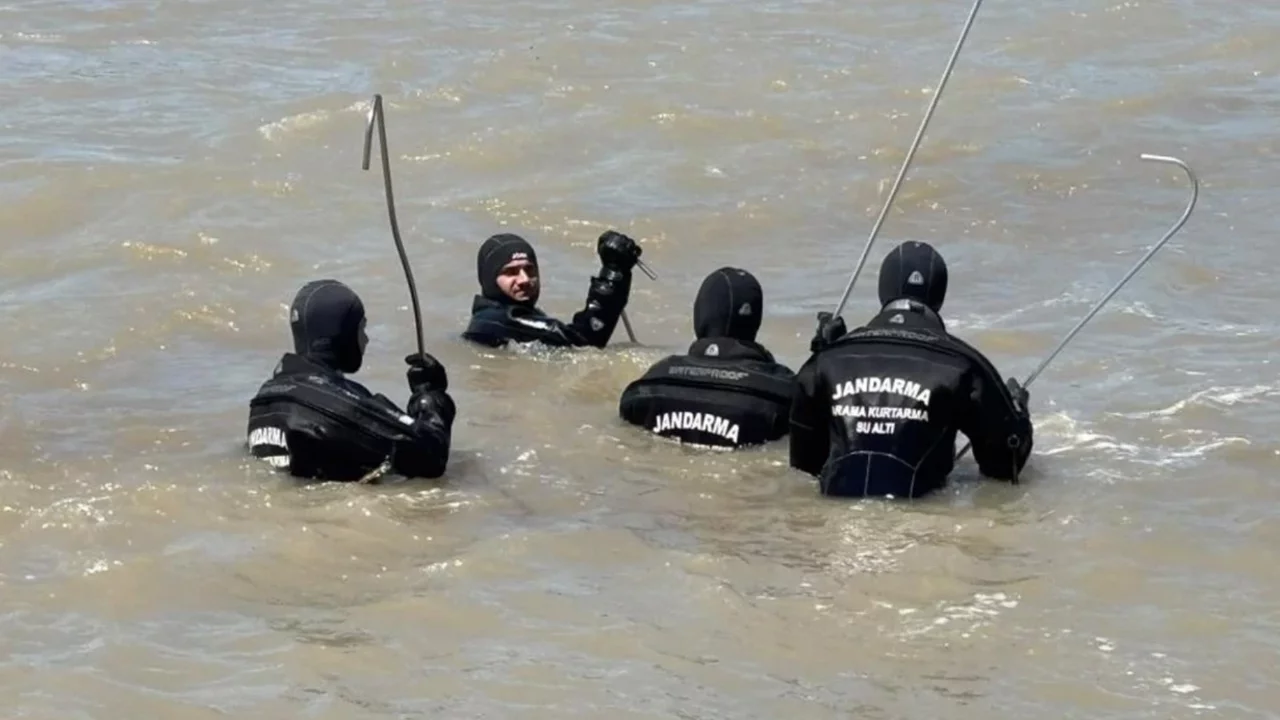 Çayda kaybolan 2 arkadaşı arama çalışmaları sürüyor