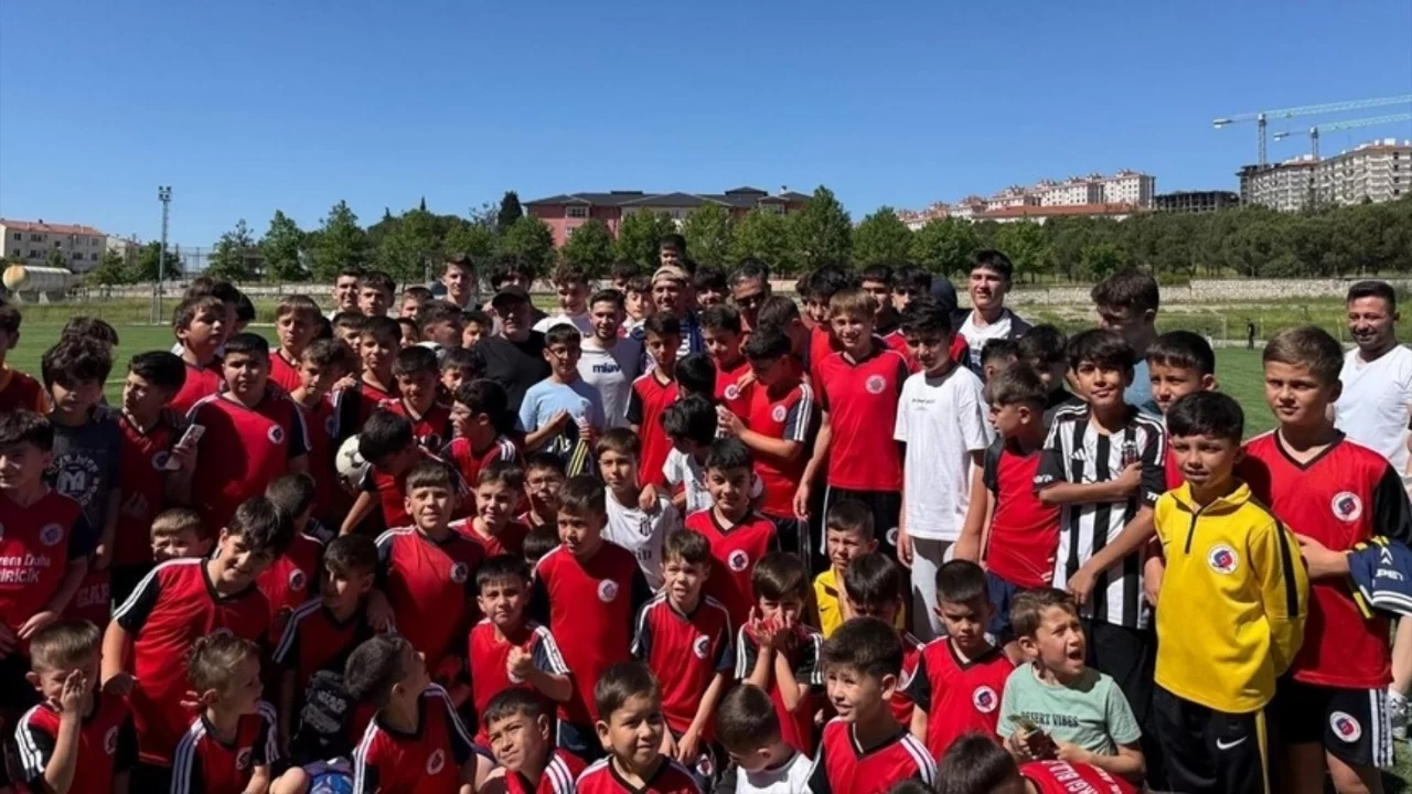 Cengiz Ünder memleketi Balıkesir'de genç sporcularla buluştu