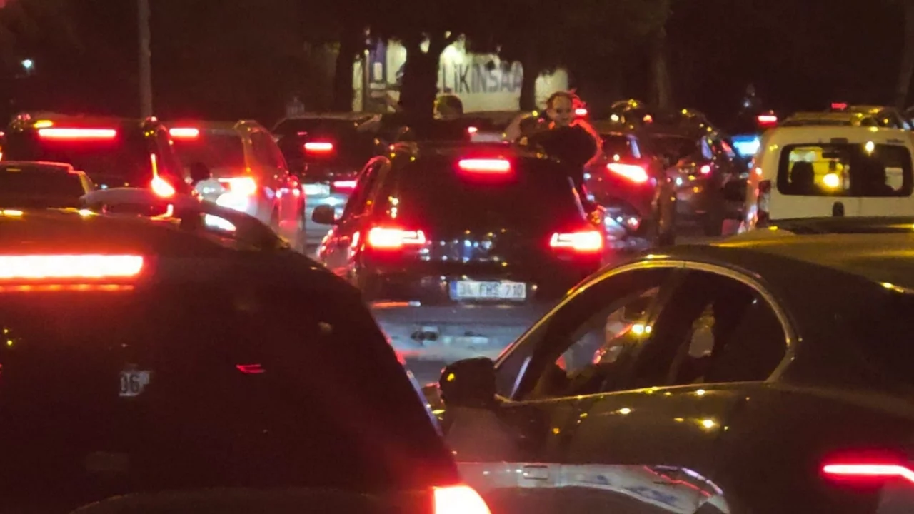 İstanbul'da camdan sarkarak trafiği tehlikeye atan genç polis denetimine takıldı