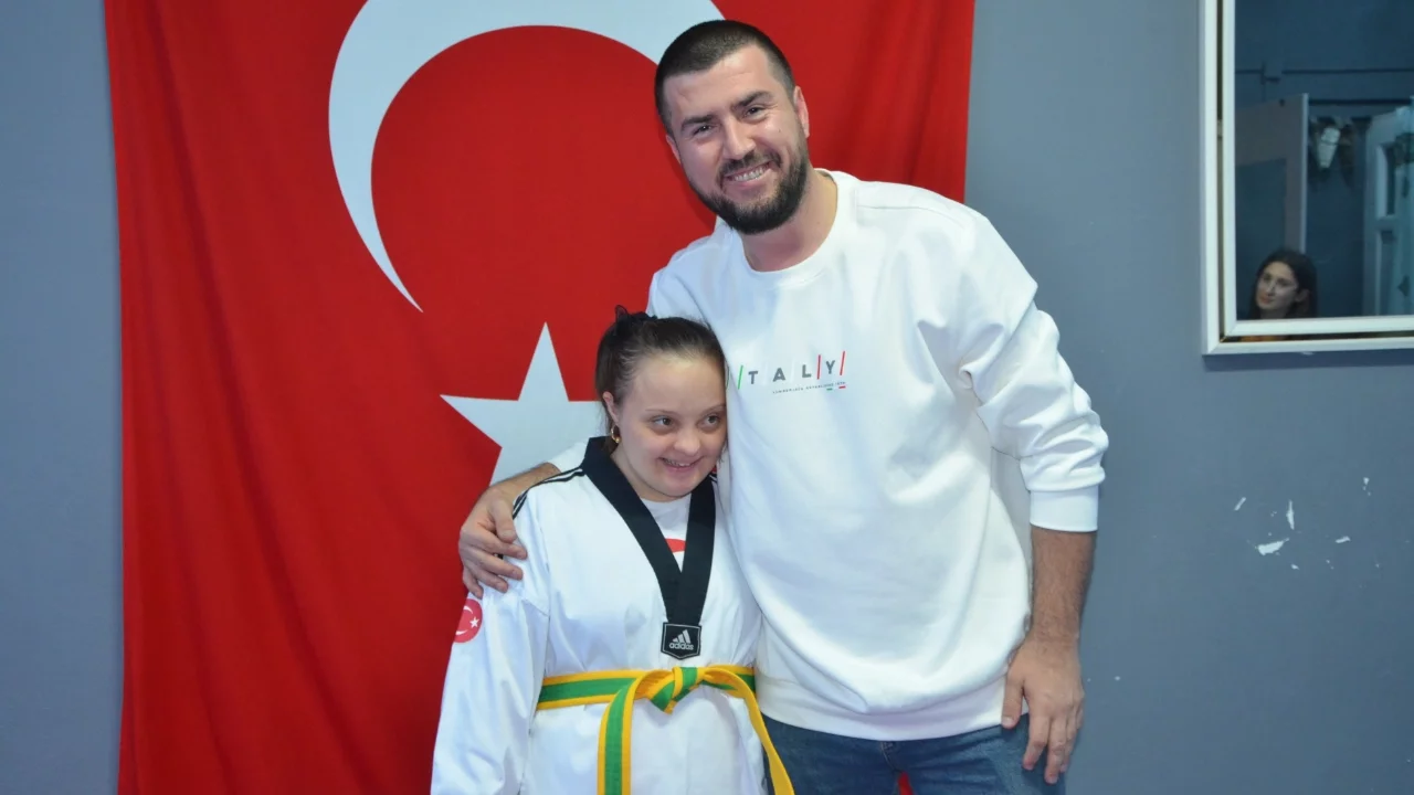 Bursa'da down sendromlu Zeynep tekvandoda sarı kuşak taktı