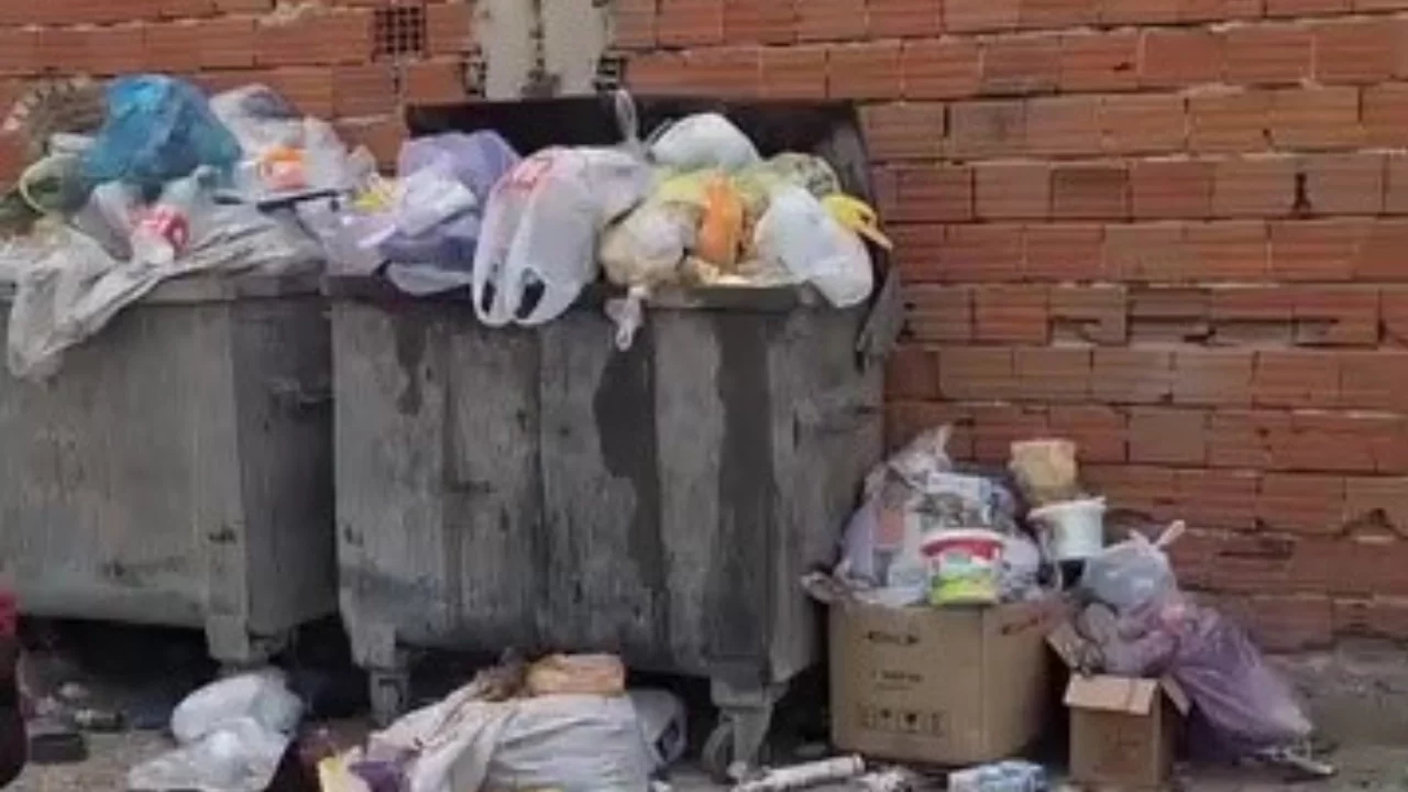 Bursa Mustafakemalpaşa'da 2 haftadır alınmayan çöplere mahalleliden tepki