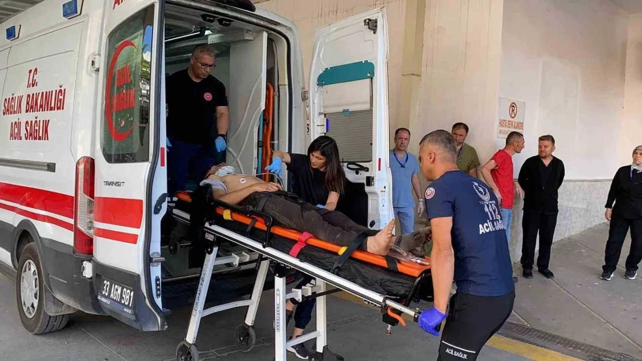 Mersin'de otomobil ile hafif ticari araç çarpıştı: 6 yaralı
