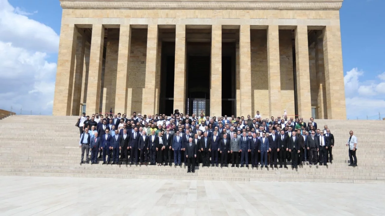 Aziz Yıldırım'dan Anıtkabir'e ziyaret