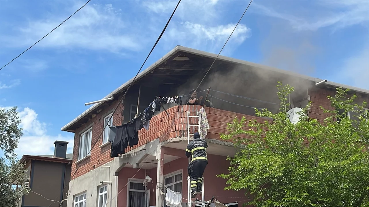 Kocaeli'de korkutan yangın: Balkonda mahsur kalan anne ve bebeği alevlerden itfaiye kurtardı
