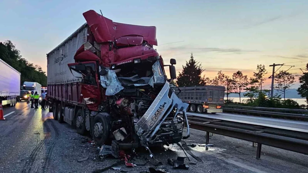 Hurdaya dönen kamyonun sürücüsü şans eseri kurtuldu