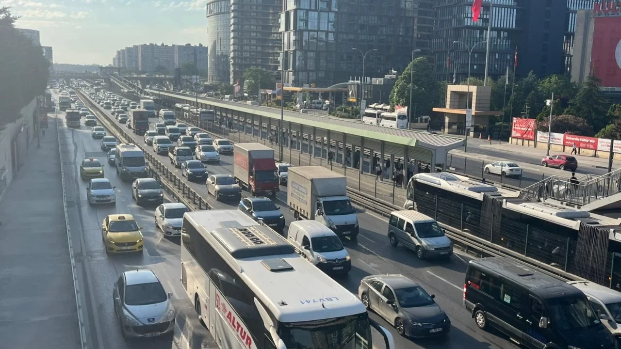 İstanbul'da bayram tatili sonrası sabah saatlerinde trafik yoğunluğu oluştu
