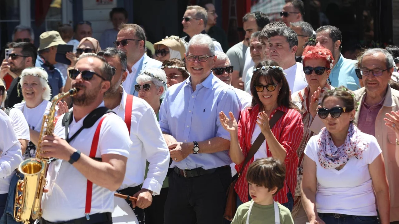 Bursalılardan Tirilye'de Zeytin Çiçeği Festivali'ne yoğun ilgi