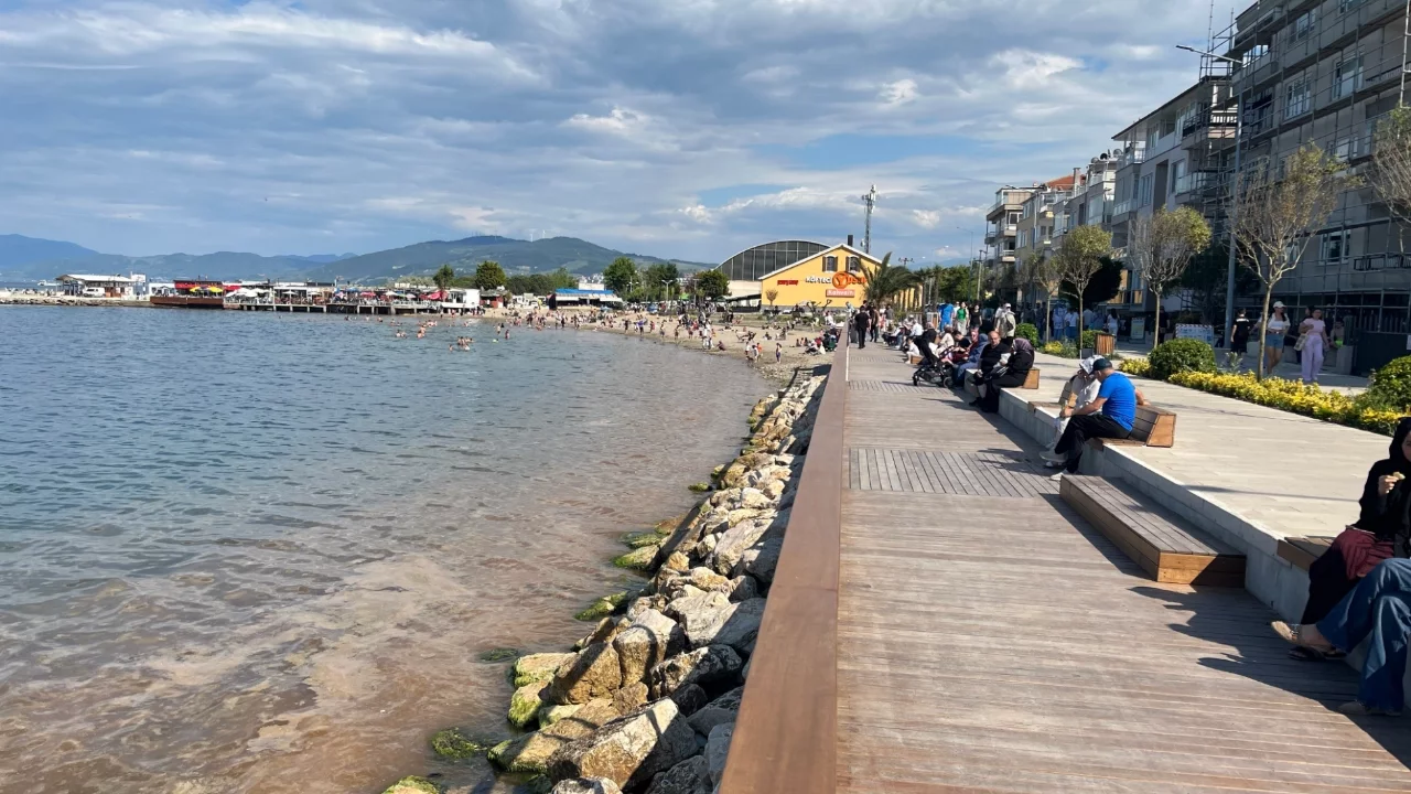 Mudanya sahilinde şoke eden görüntü! deniz turuncuya büründü