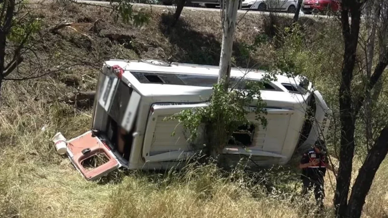 Minibüs şarampole yuvarlandı: 14 kişi yaralandı