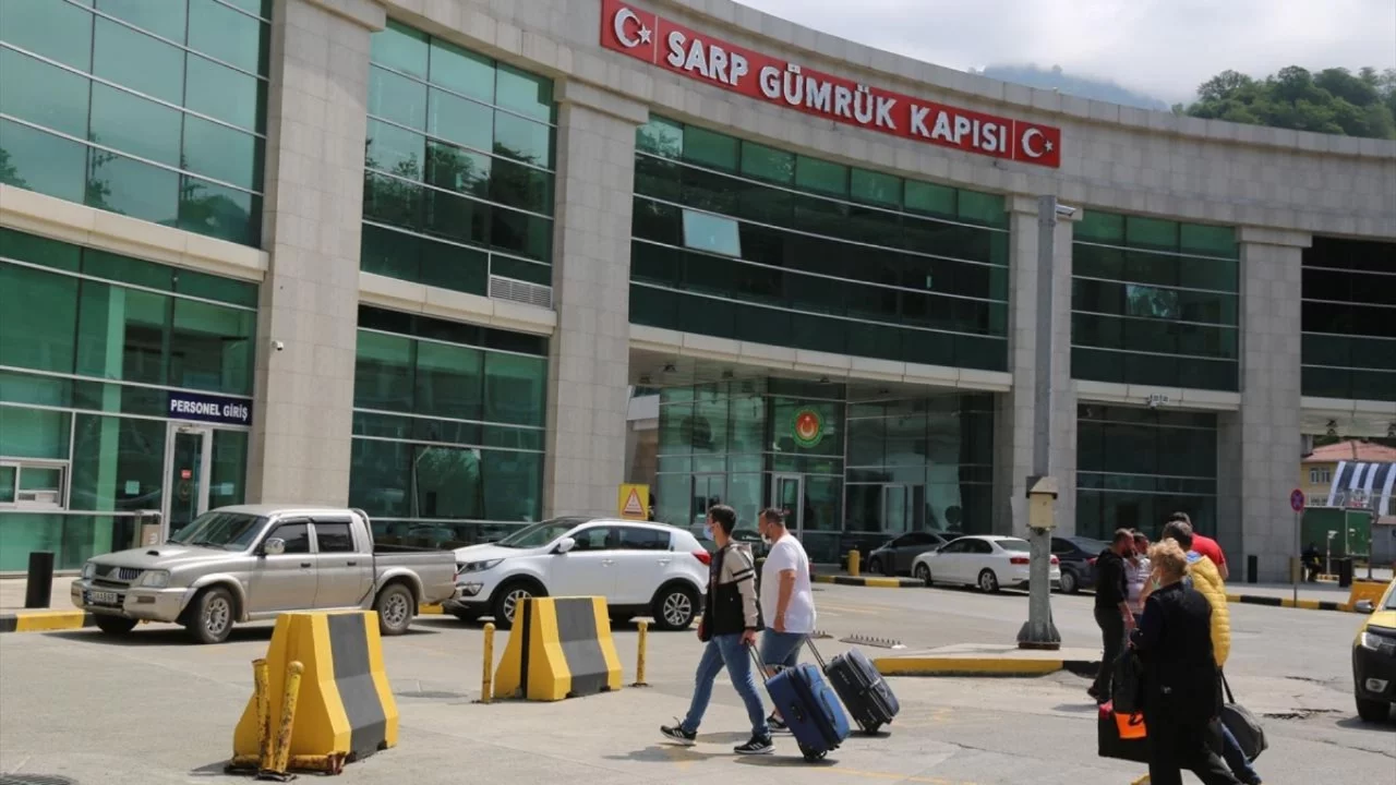 Sarp Sınır Kapısı'ndan Kurban Bayramı tatilinde 185 bini aşkın yolcu geçti