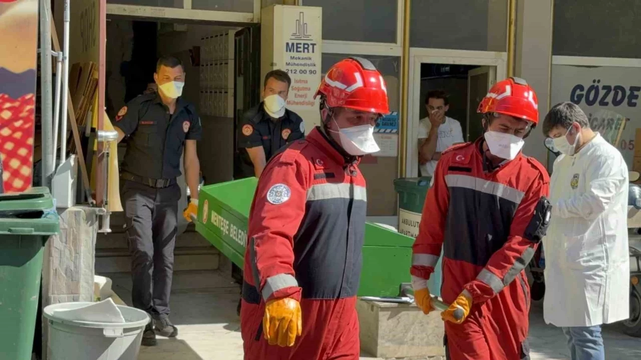Kayıp yaşlı adam asansör boşluğunda ölü olarak bulundu