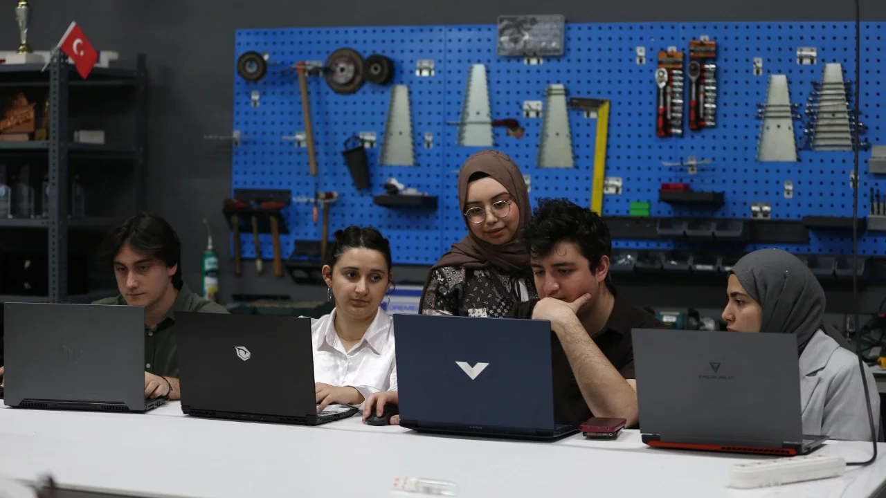 Bursa Teknik Üniversitesi öğrencileri Türk uydularının uzaydaki güvenliği için risk uyarı sistemi geliştirdi