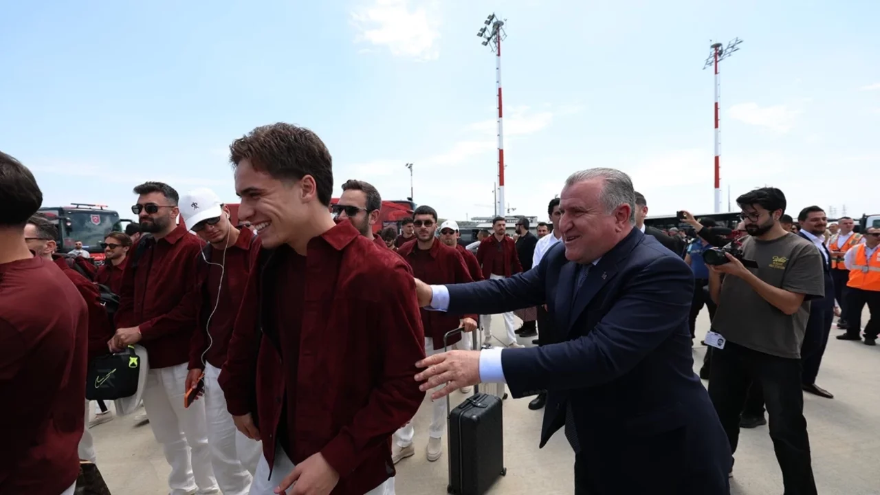 Bakan Bak, A Milli Futbol Takımı'nı ABD'ye uğurladı