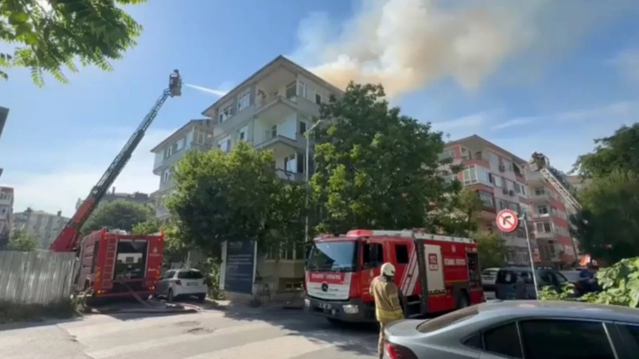 İstanbul'da 6 katlı binanın çatısında yangın paniği