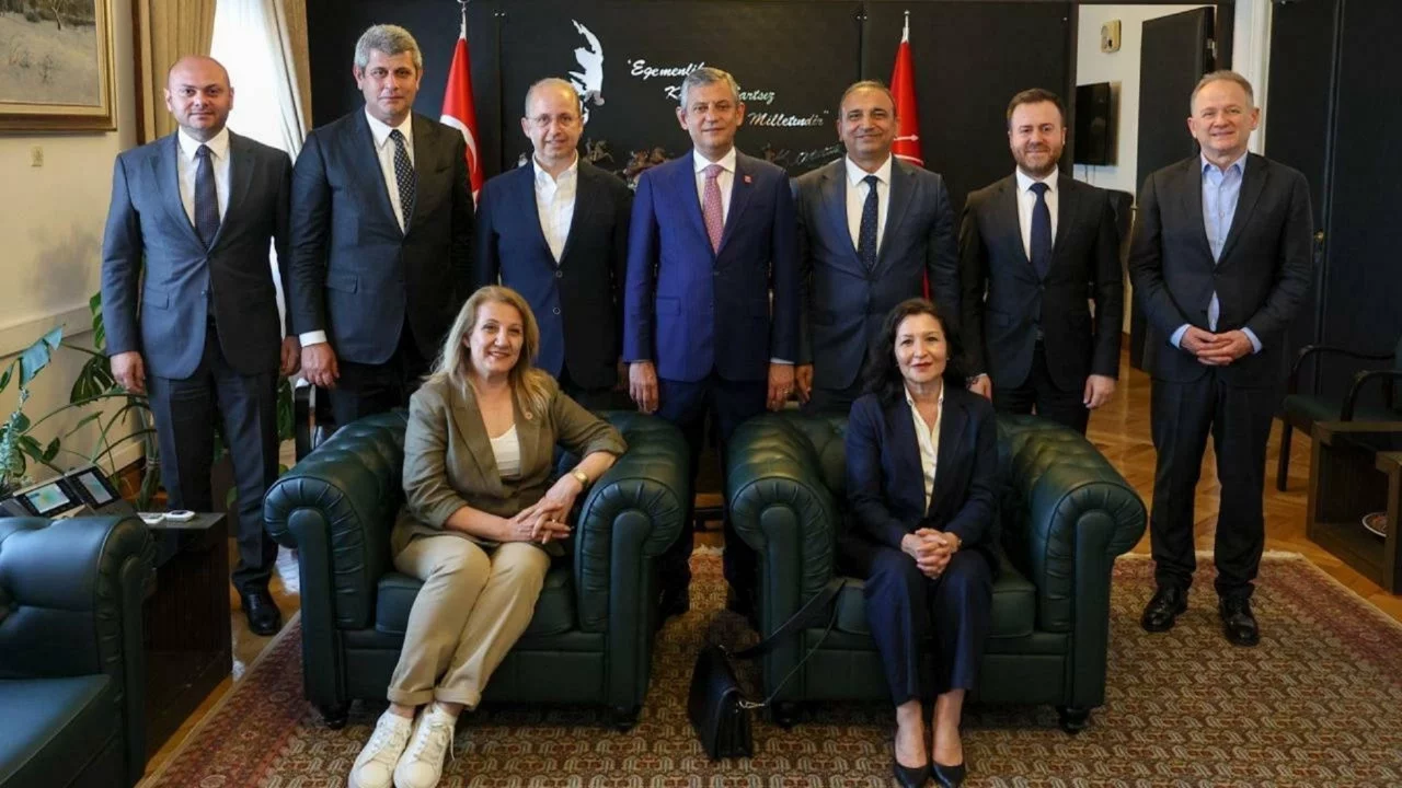 İBB CHP Grubu'ndan TBMM'de Özel'e tam destek