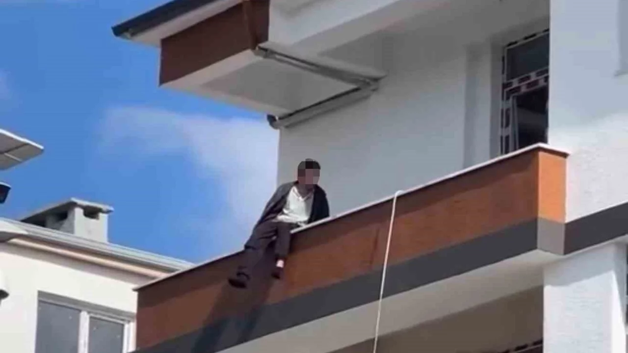 İnşaatın 4. katına çıkan şahsı polis ekipleri ikna etti