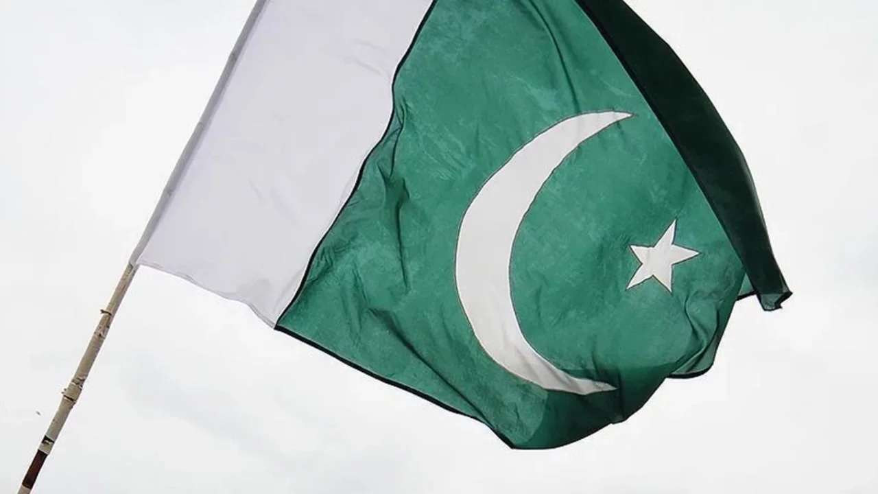 Pakistan'da şiddetli rüzgar ve toz fırtınası can aldı