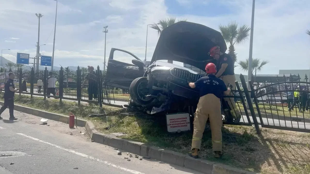 YRP'li üst düzey ismin makam aracı kaza yaptı, 3 kişi yaralandı