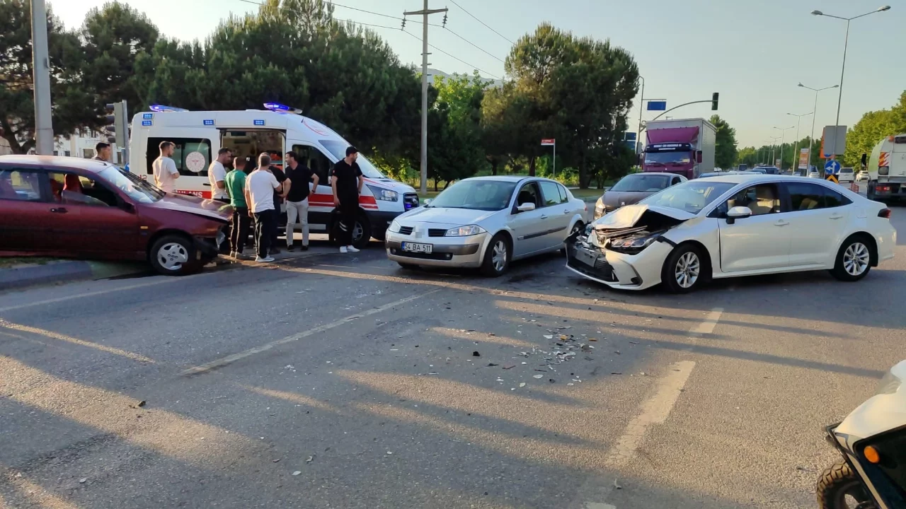 Sakarya'da iki otomobil kafa kafaya çarpıştı: 1 yaralı