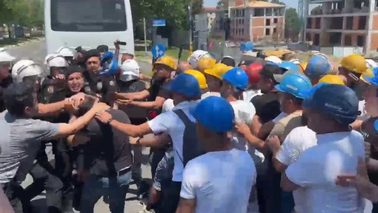 Ücretlerini alamadıklarını iddia eden madenciler, firmanın ofisine yürüdü