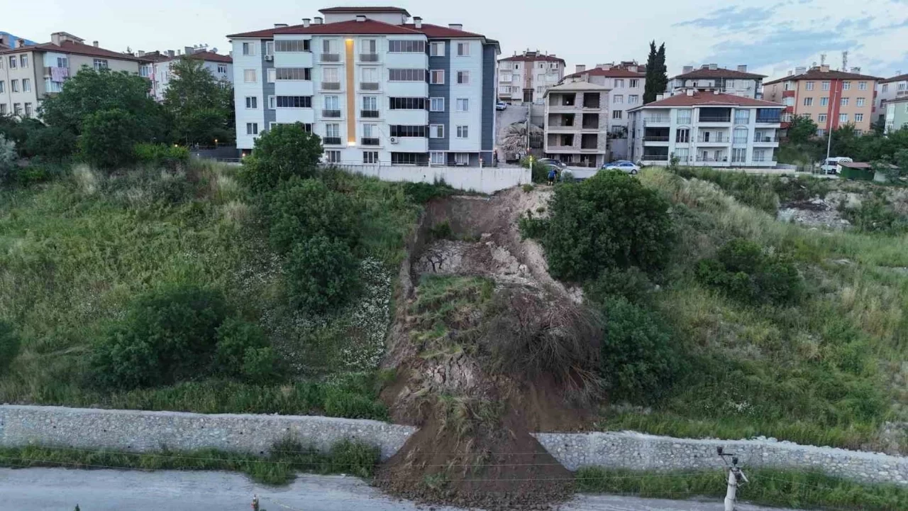 Karabük'te heyelan alarmı: Toprak kütlesi yola indi