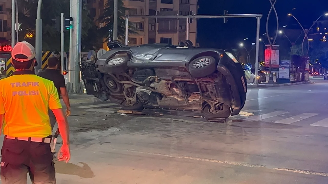 Elazığ'da otomobille çarpışan araç yan yattı: Çok sayıda yaralı