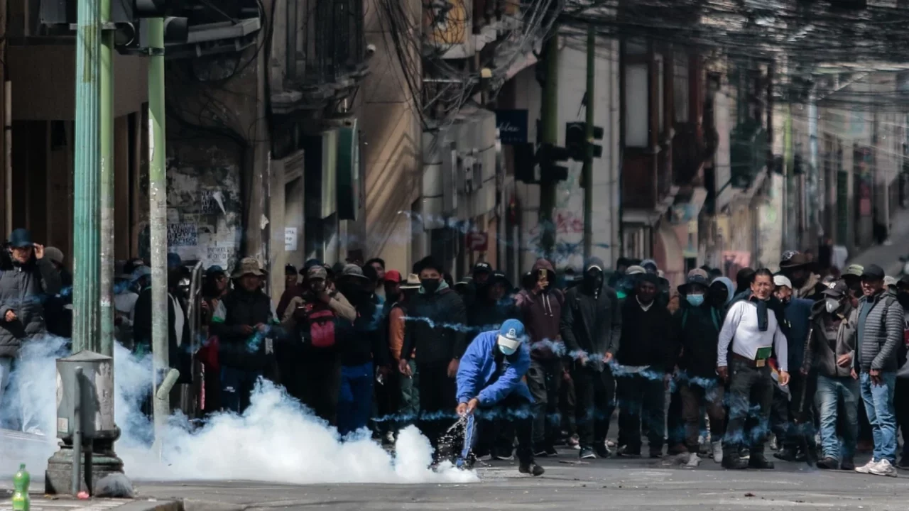 Bolivya'da sokaklar karıştı! İki bakan istifa etti