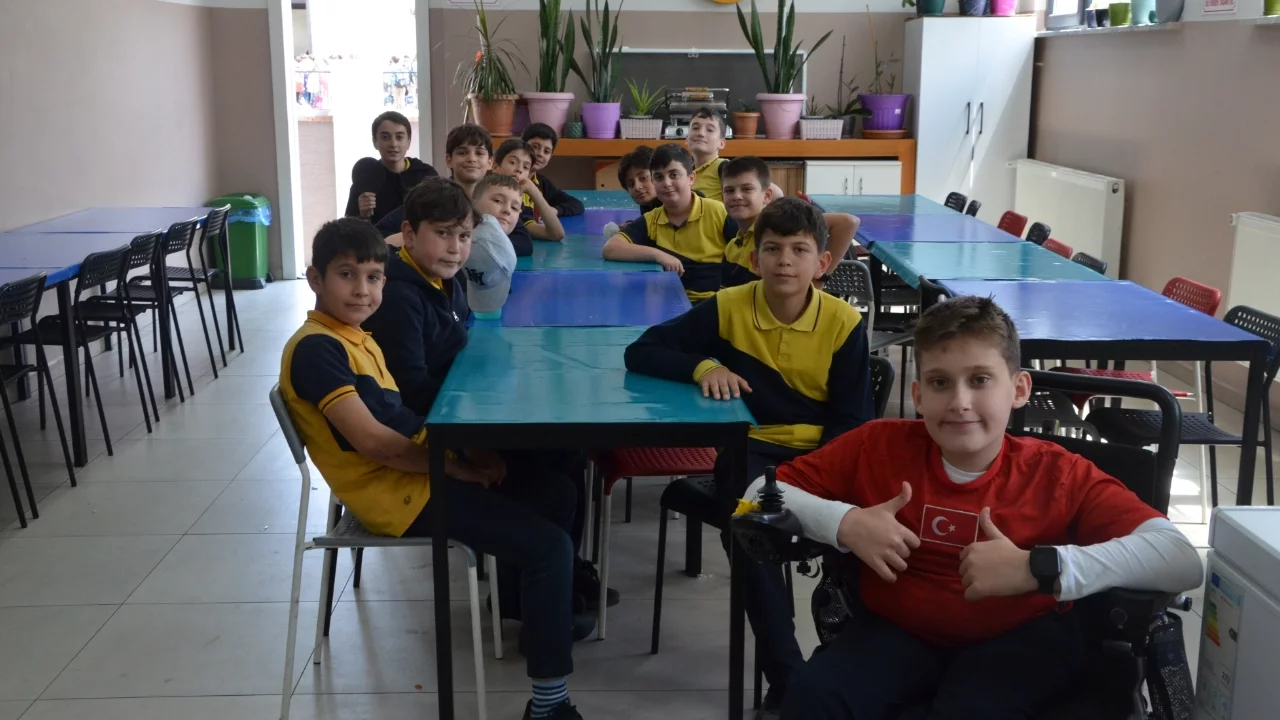 Bursa'da öğretmeninin sırtında taşıdığı öğrenci iyileşip futbolcu olmak istiyor