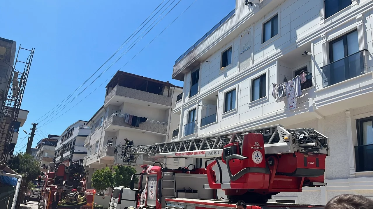 Kocaeli'de yangında mahsur kalan hamile anne ve 2 çocuğu kurtarıldı