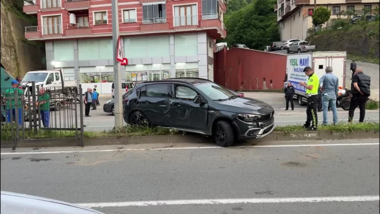 Rize'de otomobille kamyonet çarpıştı: 5 yaralı