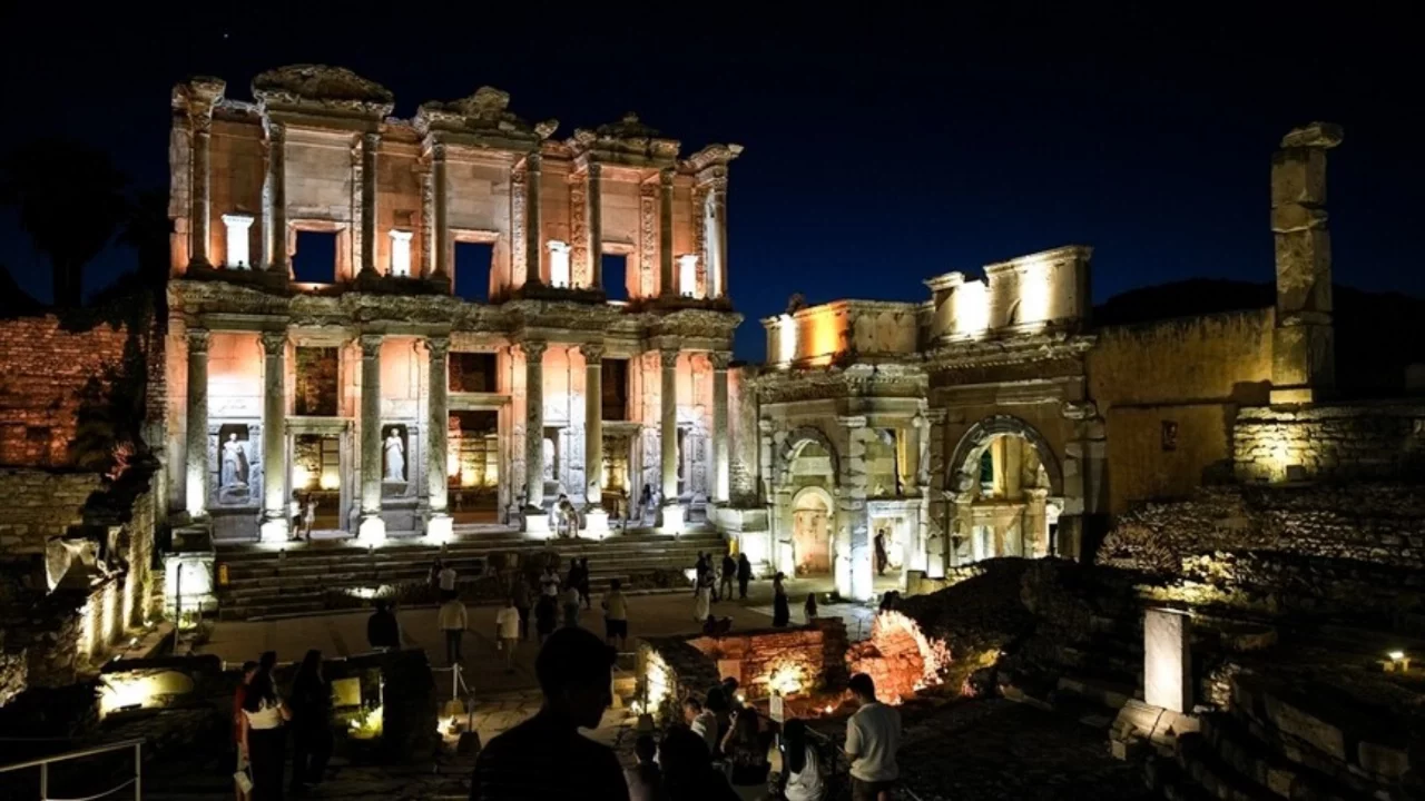 Efes Antik Kenti'nde gece müzeciliği başladı