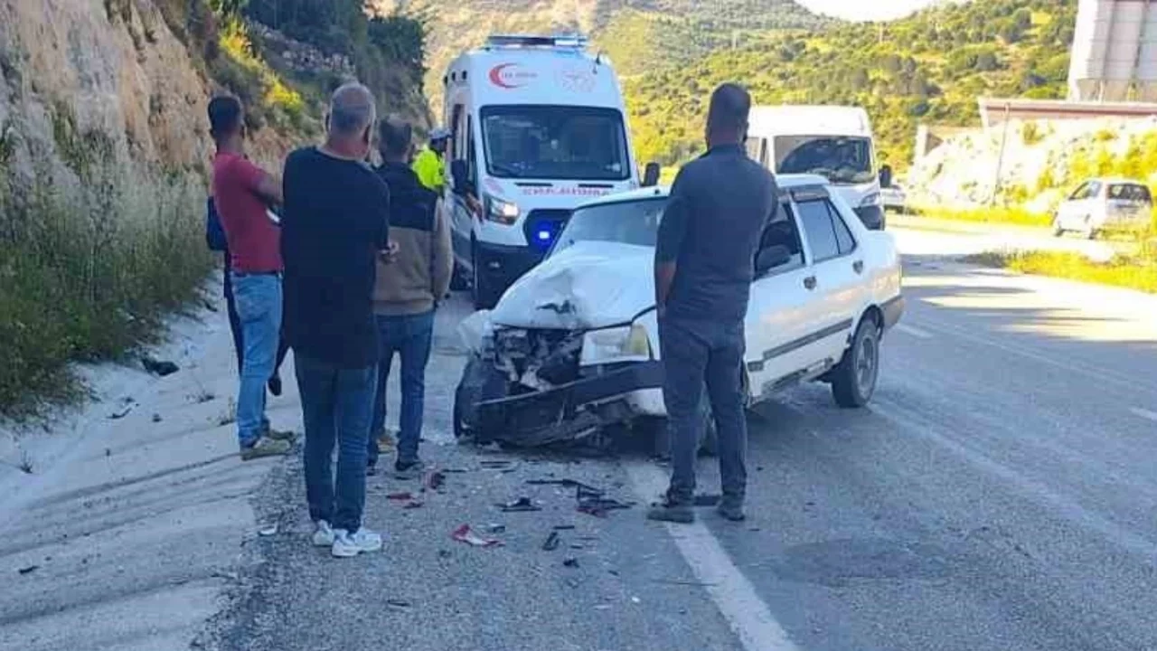 Hatay'da iki otomobil çarpıştı: 3 kişi yaralandı