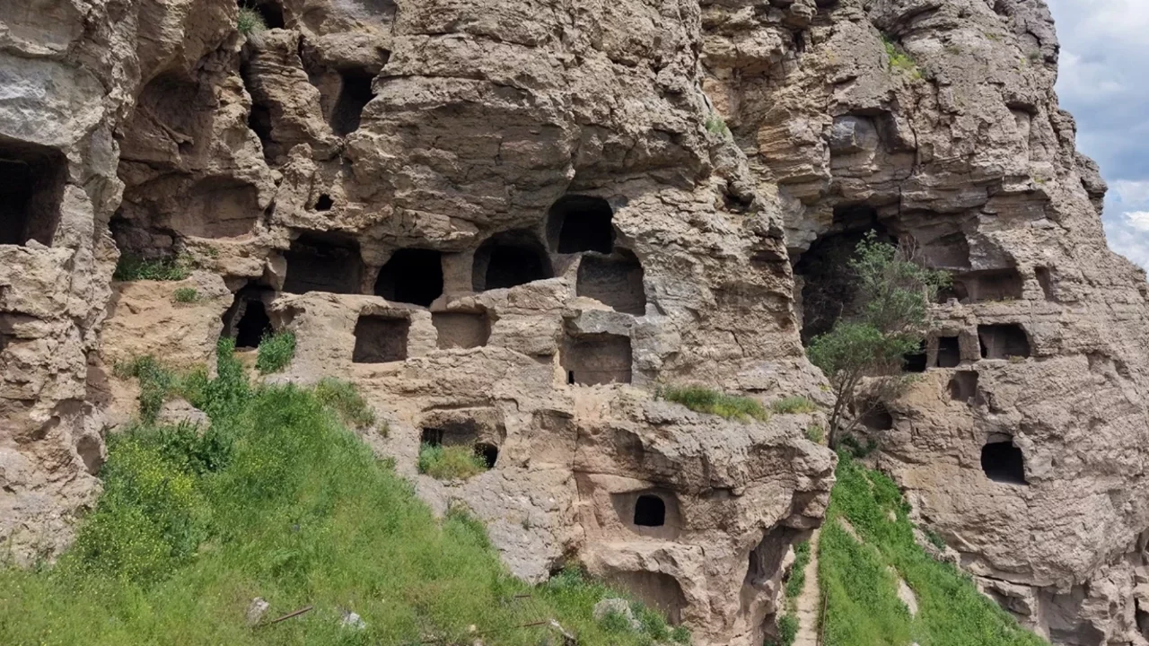 Sivas'ın Zara ilçesinde "mağara apartmanları" dikkat çekiyor