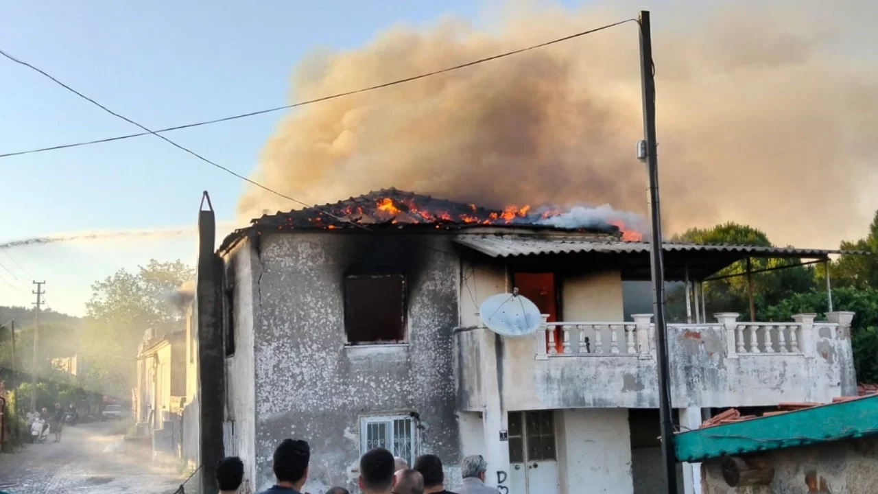 Balıkesir'de metruk bina yangını