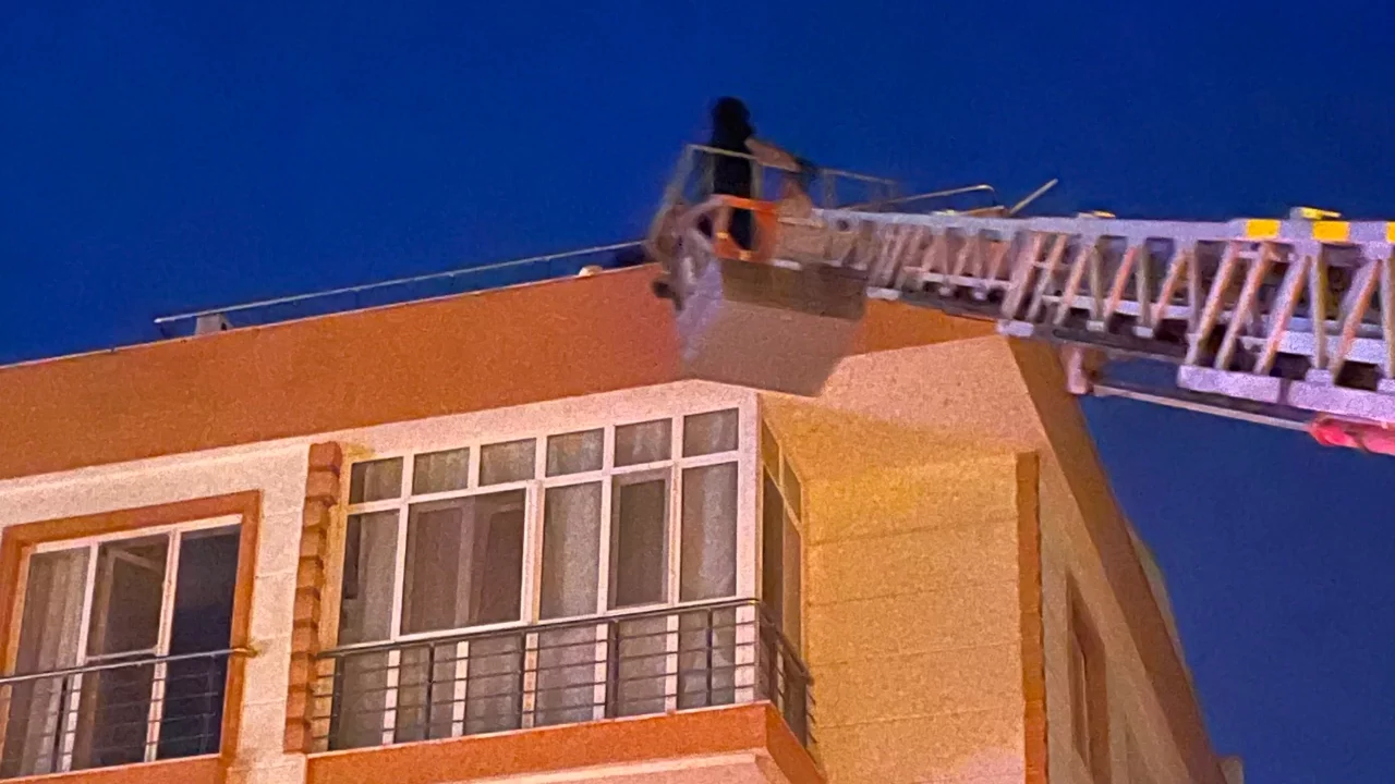 4 katlı apartmanda yangın: Çatıda mahsur kalan 4 kişi kurtarıldı