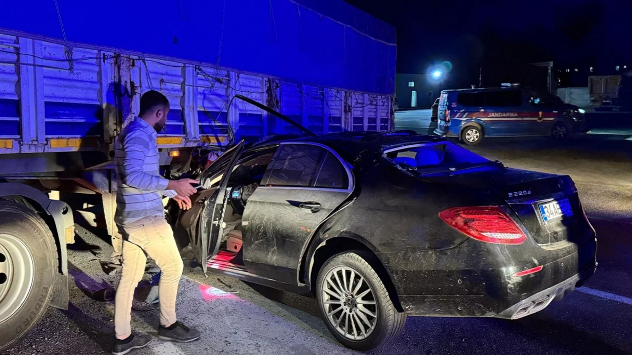 Lüks otomobil benzin istasyonundan çıkan tırın altına girdi
