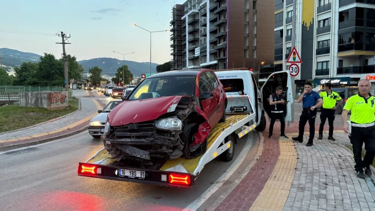 Bursa'da kontrolden çıkan araç tabelaya çarptı: Sürücü yaralandı