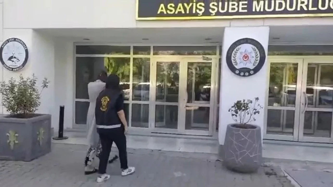 Yardım bahanesiyle yaşlı adama yaklaşan kadın, parasını alıp kaçtı