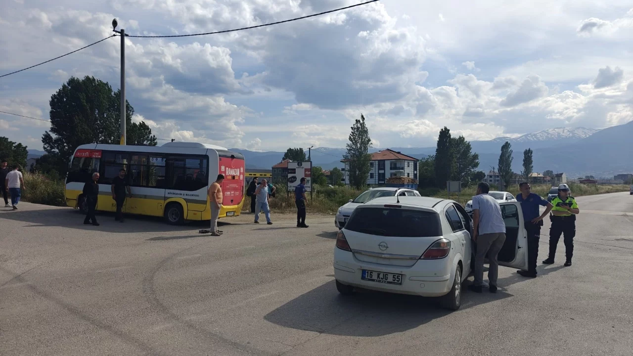 Bursa'da otomobil ile özel halk minibüsü çarpıştı: Yaralılar var
