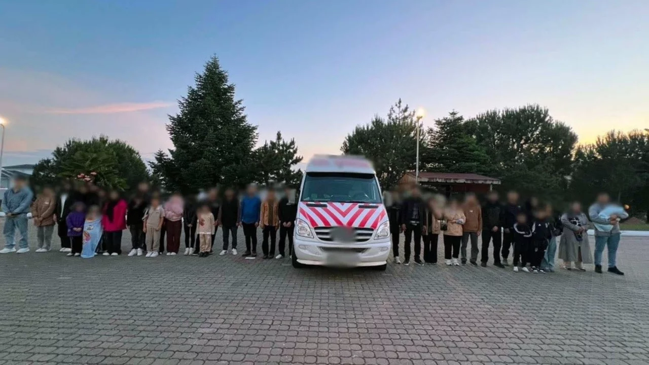 Çanakkale'de 33 kaçak göçmen ile 2 organizatör yakalandı