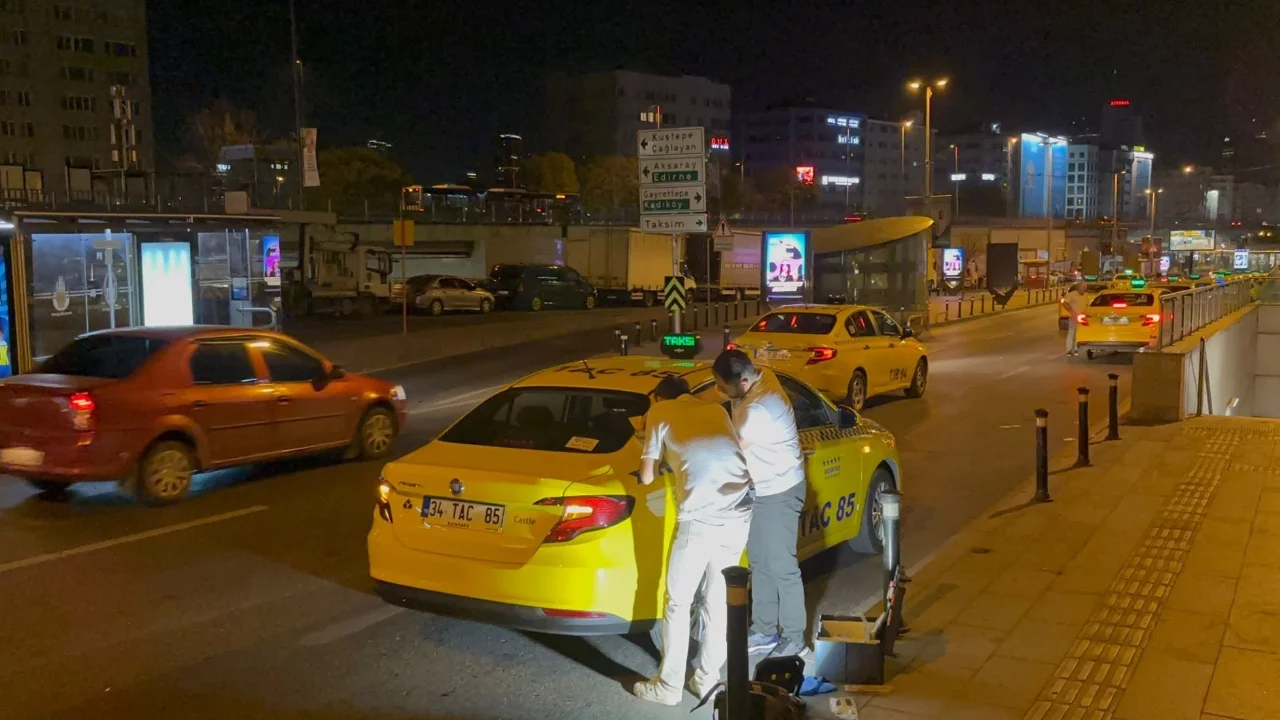Taksi şoförüne yolcu saldırısı: Ağır yaralanan taksici kalp krizi geçirdi