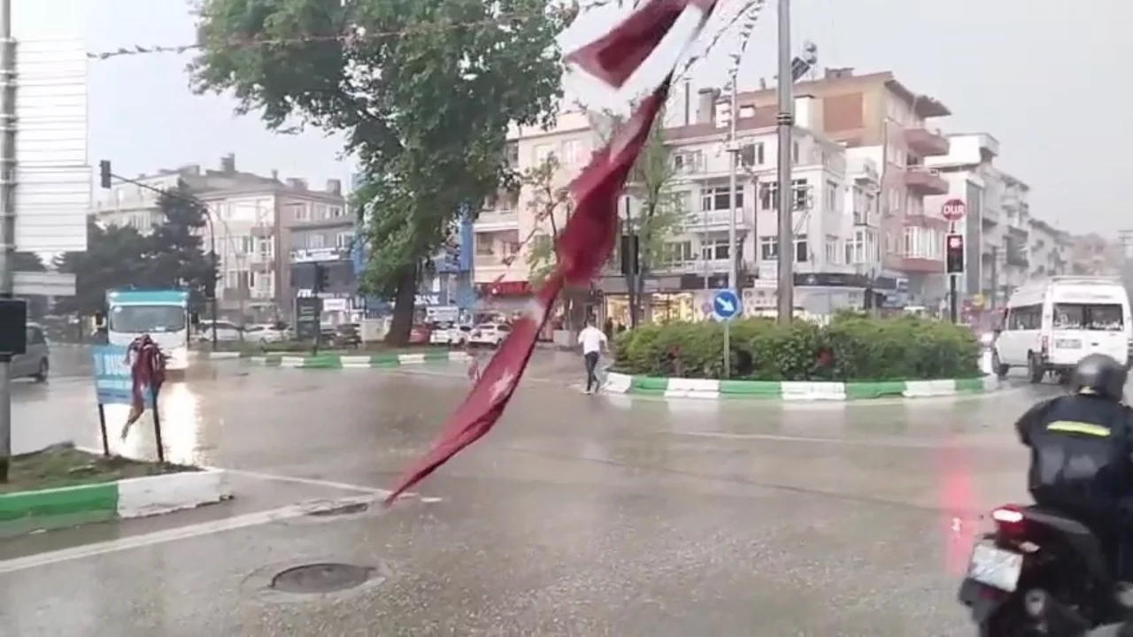 Bursa'da kuvvetli yağış: Kopan Türk Bayrağı sele rağmen yerden kaldırıldı